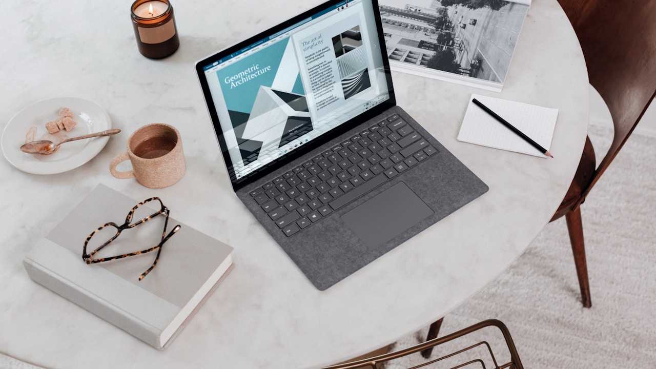 育休中の副業が問題ないか確認する様子 法律と制度のチェック